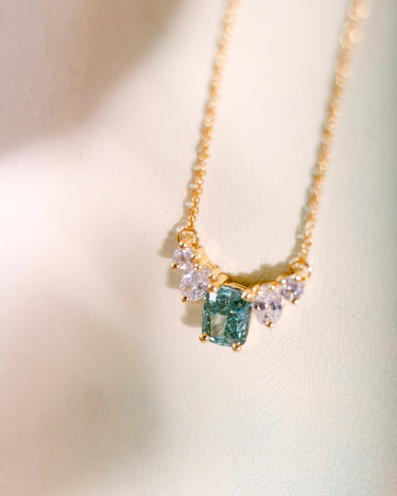 Collier Fantaisie Strass Vert Brillant Sur Métal Doré - Garanti Sans Nickel - Neuf Avec étiquette