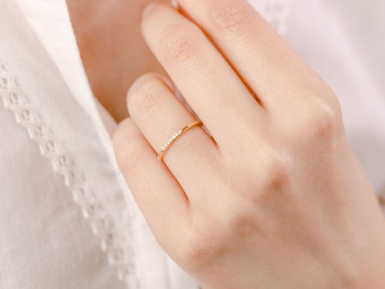 bague alliances adeline or jaune diamant portée flore et zéphyr 