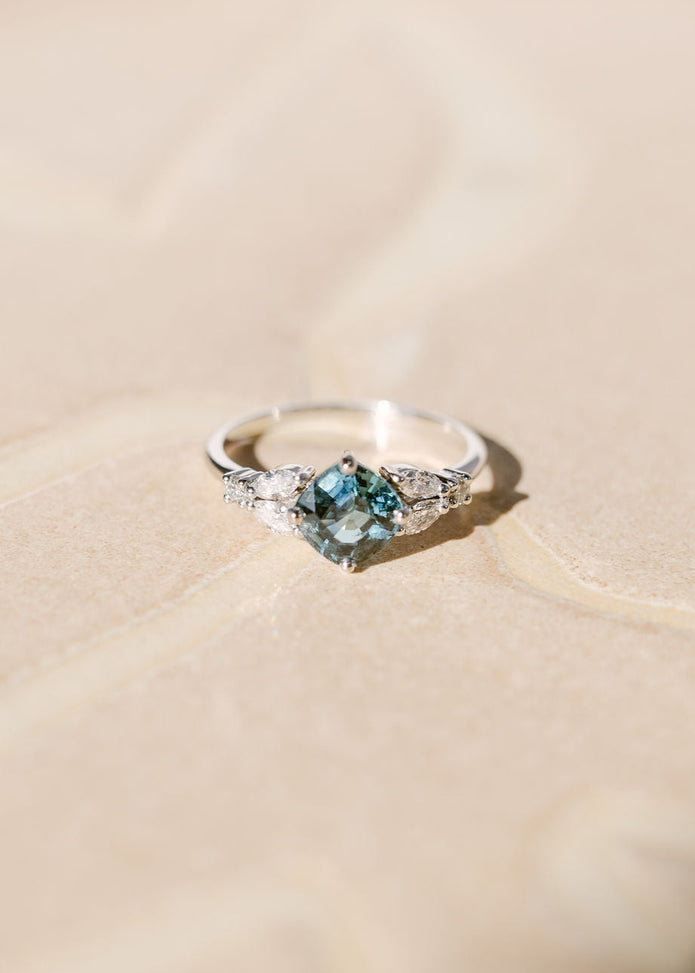 Bague de fiançailles façonnée à Strasbourg, en saphir et diamants
