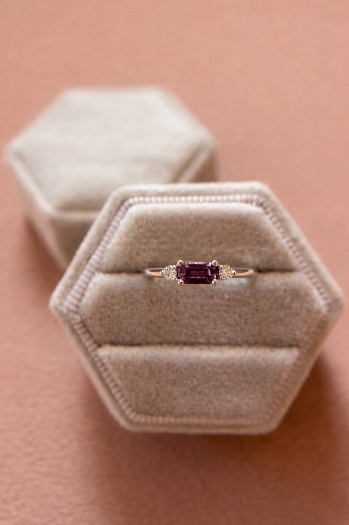 Diamants, et saphir violet taille émeraude