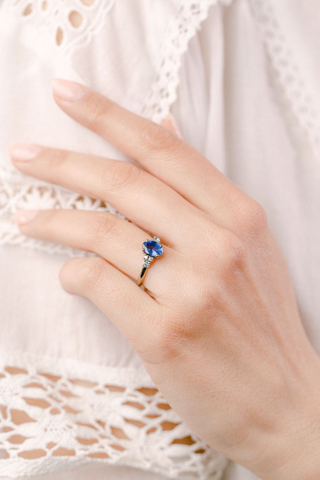 Bague de fiancailles Swann Saphir bleu Or recycle 18 carats Flore Zephyr