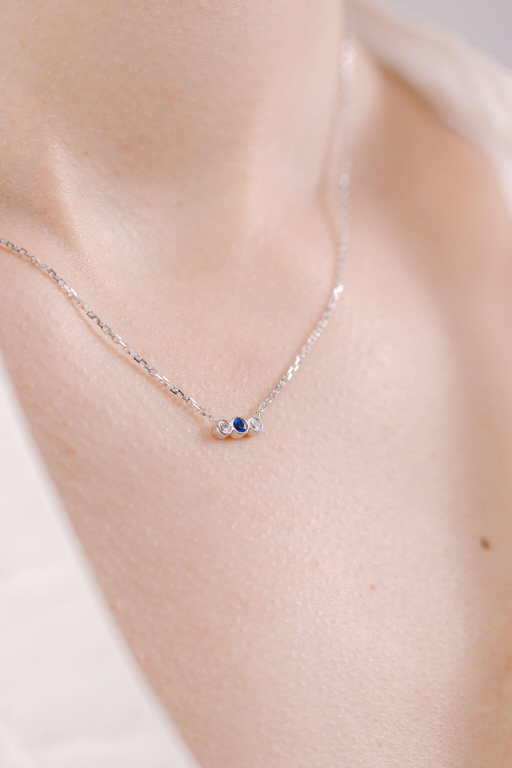 Collier pour femme Daisy avec saphir bleu et diamants