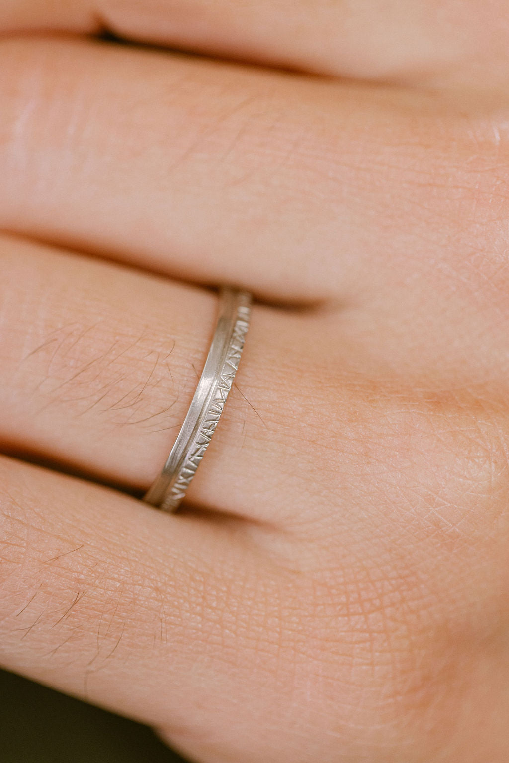 Edgar Medium ciselé - Or Fairmined