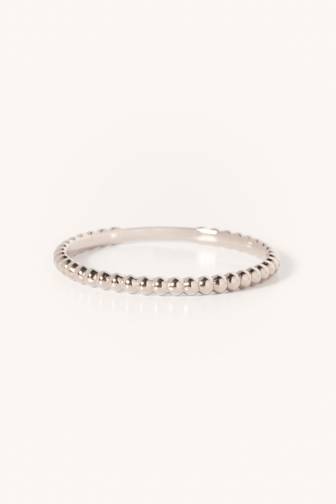 Bague pour femme effet perlé en or gris palladié 18 carats