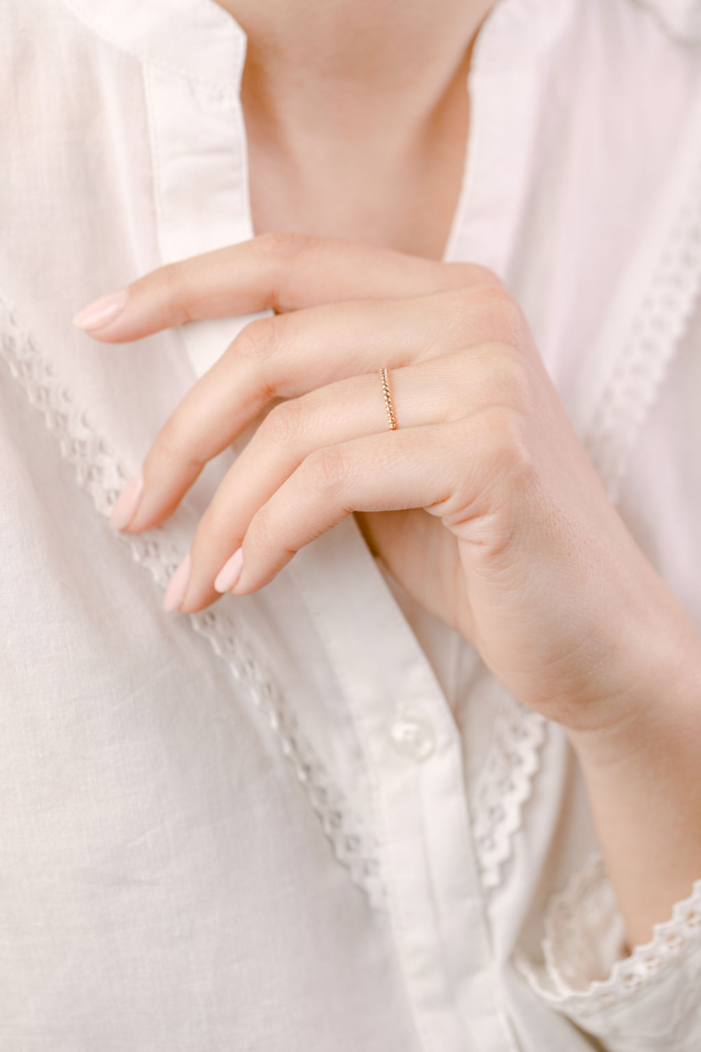 Bague pour femme effet perlé en or jaune 18 carats sur modèle