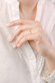 Bague pour femme effet perlé en or jaune 18 carats sur modèle